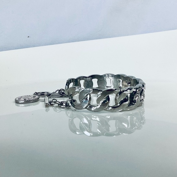 Guess Cuff Toggle Bracelet - Picture 4 of 7